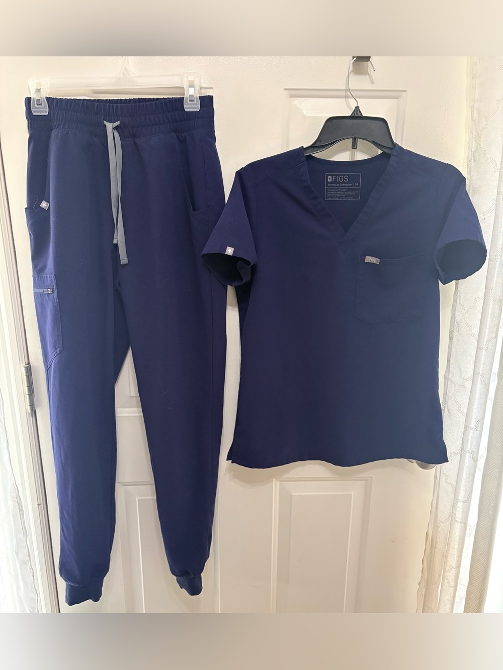 Figs V-Neck One-pocket sz XS and Zamora joggers XS Tall